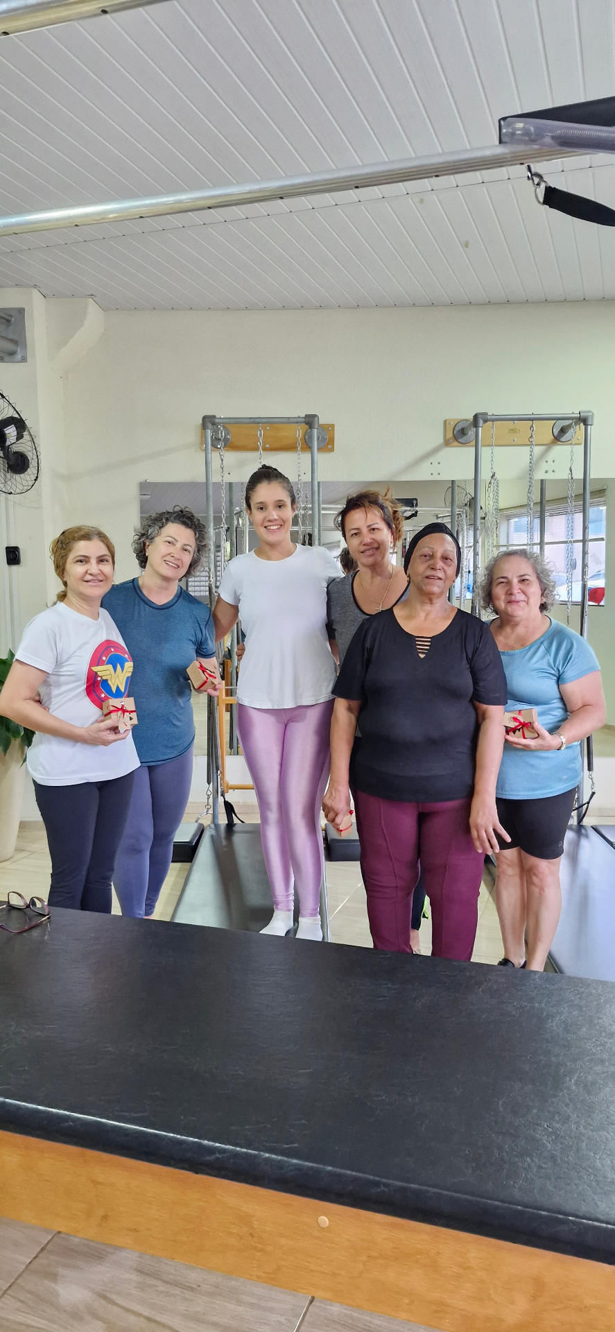 Grupo de alunas do estúdio Carol Querubim reunidas após a aula